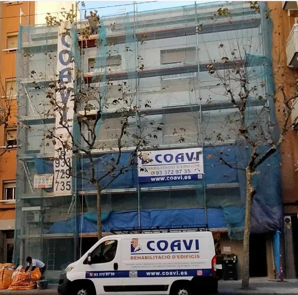 rehabilitación-de-edificios-barcelona-andamios-pisos